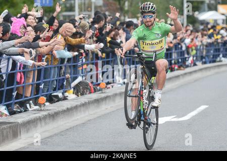 Peter Sagan vom Team Tinkoff feiert seinen Sieg vor dem japanischen Meister Sho Hatsuyuma und Chris Froome vom Team SKY, während des Hauptrennen, ein 57km auf einer Strecke (19 Runden von 3 km), bei der vierten Ausgabe der Tour de France Saitama Criterium. Am Samstag, 29th. Oktober 2016, in Saitama, Japan. Foto von Artur Widak *** Bitte nutzen Sie die Gutschrift aus dem Kreditfeld *** Stockfoto