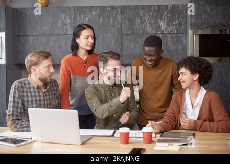 Geschäftsmann erklärt seinen Kollegen etwas. Stockfoto