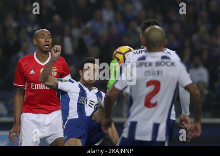 Benficas brasilianischer Verteidiger Luisao (L) mit Portos spanischer Verteidiger Ivan Marcano (R) während des Spiels der Premier League 2016/17 zwischen dem FC Porto und SL Benfica am 6. November 2016 im Dragao Stadium in Porto. (Foto von Pedro Lopes / DPI / NurPhoto) *** Bitte nutzen Sie die Gutschrift aus dem Kreditfeld *** Stockfoto