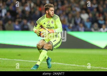 Benficas brasilianischer Torwart Ederson Moraes im Einsatz während des Premier League 2016/17-Spiels zwischen dem FC Porto und SL Benfica am 6. November 2016 im Dragao Stadium in Porto. (Foto von Paulo Oliveira / DPI / NurPhoto) *** Bitte nutzen Sie die Gutschrift aus dem Kreditfeld *** Stockfoto