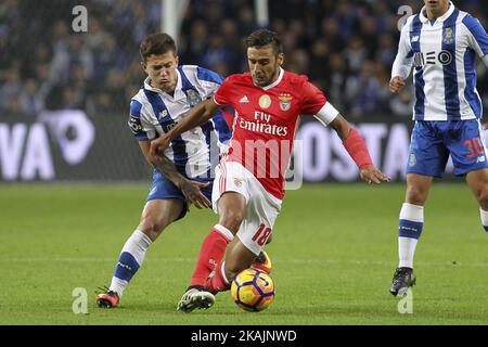 Portos brasilianischer Mittelfeldspieler Otavio (L) mit Benficas argentinischem Stürmer Toto Salvio (R) während des Premier League 2016/17-Spiels zwischen dem FC Porto und SL Benfica am 6. November 2016 im Dragao Stadium in Porto. (Foto von Pedro Lopes / DPI / NurPhoto) *** Bitte nutzen Sie die Gutschrift aus dem Kreditfeld *** Stockfoto