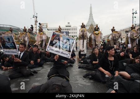 Elefanten zollen dem verstorbenen König Bhumibol Adulyadej am 8. November 2016 vor dem Großen Palast Bangkok, Thailand, Respekt. Thailands König Bhumibol Adulyadej starb am 13. Oktober im Alter von 88 Jahren nach Jahren kranker Gesundheit, beendete eine siebenzehnjährige Regierungszeit und ließ die politisch gespaltene Nation ohne ihre zentrale Säule der Einheit zurück. (Foto von Anusak Laowias/NurPhoto) *** Bitte nutzen Sie die Gutschrift aus dem Kreditfeld *** Stockfoto