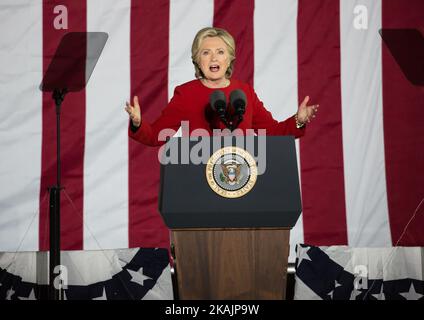 Hillary Clinton, die hoffnungsvolle US-Präsidentin, spricht bei einer GOTV-Kundgebung auf der Independence Mall am 7. November 2016 in Philadelphia, Pennsylvania. (Foto von Cheriss May/NurPhoto) *** Bitte nutzen Sie die Gutschrift aus dem Kreditfeld *** Stockfoto