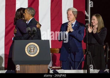 First Lady Michelle Obama umarmt ihren Mann, Präsident Barack Obama, mit dem ehemaligen Präsidenten der Vereinigten Staaten, Bill Clinton, und seiner Tochter Chelsea Clinton, an ihrer Seite bei einer Hillary Clinton GOTV-Kundgebung in der Independence Mall am 7. November 2016 in Philadelphia, Pennsylvania. (Foto von Cheriss May/NurPhoto) *** Bitte nutzen Sie die Gutschrift aus dem Kreditfeld *** Stockfoto