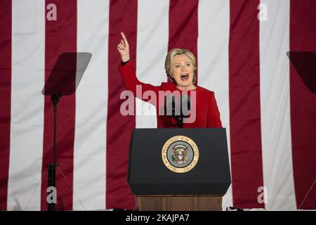 Hillary Clinton, die hoffnungsvolle US-Präsidentin, spricht bei einer GOTV-Kundgebung auf der Independence Mall am 7. November 2016 in Philadelphia, Pennsylvania. (Foto von Cheriss May/NurPhoto) *** Bitte nutzen Sie die Gutschrift aus dem Kreditfeld *** Stockfoto