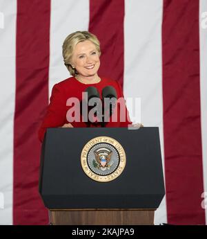 Hillary Clinton, die hoffnungsvolle US-Präsidentin, spricht bei einer GOTV-Kundgebung auf der Independence Mall am 7. November 2016 in Philadelphia, Pennsylvania. (Foto von Cheriss May/NurPhoto) *** Bitte nutzen Sie die Gutschrift aus dem Kreditfeld *** Stockfoto