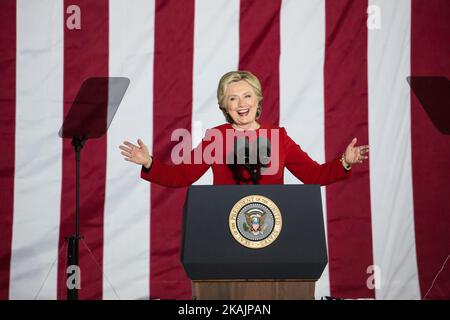 Hillary Clinton, die hoffnungsvolle US-Präsidentin, spricht bei einer GOTV-Kundgebung auf der Independence Mall am 7. November 2016 in Philadelphia, Pennsylvania. (Foto von Cheriss May/NurPhoto) *** Bitte nutzen Sie die Gutschrift aus dem Kreditfeld *** Stockfoto