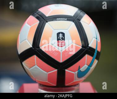 Ball of the Match Ball of the Emirates FA Cup - Spiel der ersten Runde zwischen Boreham Wood und Notts County im Meadow Park, Borehamwood, England am 6. November 2016. (Foto von Kieran Galvin/NurPhoto) *** Bitte benutzen Sie die Gutschrift aus dem Kreditfeld *** Stockfoto