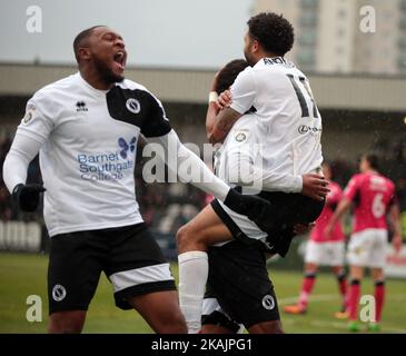 Morgan Ferrier von Boreham Wood feiert das Tor von Ángelo Balanta von Boreham Wood während des Emirates FA Cup - First Round Match zwischen Boreham Wood und Notts County im Meadow Park, Borehamwood, England am 6. November 2016. (Foto von Kieran Galvin/NurPhoto) *** Bitte benutzen Sie die Gutschrift aus dem Kreditfeld *** Stockfoto