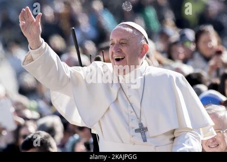 Papst Franziskus winkt, als er am Mittwoch, den 9. November 2016, im Vatikan zur wöchentlichen Generalaudienz auf dem Petersplatz durch die Menschenmenge getrieben wird. (Foto von Massimo Valicchia/NurPhoto) *** Bitte nutzen Sie die Gutschrift aus dem Kreditfeld *** Stockfoto