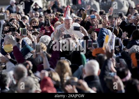 Papst Franziskus winkt, als er am Mittwoch, den 9. November 2016, im Vatikan zur wöchentlichen Generalaudienz auf dem Petersplatz durch die Menschenmenge getrieben wird. (Foto von Massimo Valicchia/NurPhoto) *** Bitte nutzen Sie die Gutschrift aus dem Kreditfeld *** Stockfoto