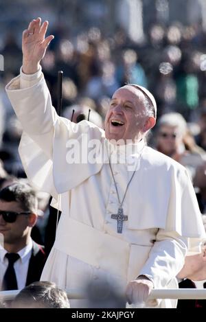 Papst Franziskus winkt, als er am Mittwoch, den 9. November 2016, im Vatikan zur wöchentlichen Generalaudienz auf dem Petersplatz durch die Menschenmenge getrieben wird. (Foto von Massimo Valicchia/NurPhoto) *** Bitte nutzen Sie die Gutschrift aus dem Kreditfeld *** Stockfoto