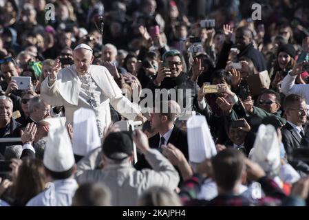 Papst Franziskus winkt, als er am Mittwoch, den 9. November 2016, im Vatikan zur wöchentlichen Generalaudienz auf dem Petersplatz durch die Menschenmenge getrieben wird. (Foto von Massimo Valicchia/NurPhoto) *** Bitte nutzen Sie die Gutschrift aus dem Kreditfeld *** Stockfoto