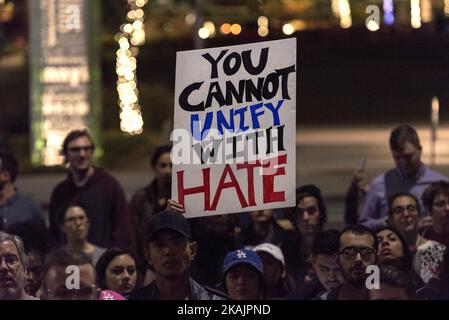 Tausende von Anti-Trump-Demonstranten marschierten am 9,2016. November durch die Straßen von Los Angeles, Kalifornien. (Foto von Ronen Tivony/NurPhoto) *** Bitte benutzen Sie die Gutschrift aus dem Kreditfeld *** Stockfoto