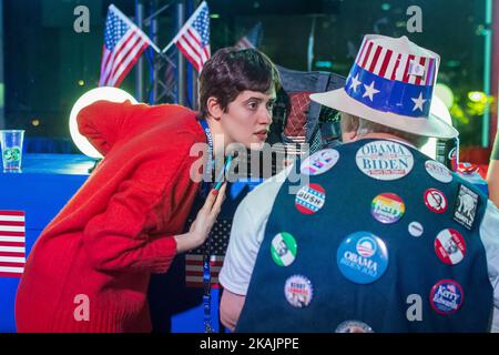 Der amerikanische Expatriate traf sich im Radio, um das Ergebnis der amerikanischen Wahl zwischen Donald Trump und Hillary Clinton am 9. November 2016 in Paris, am 9. November 2016 in Paris zu verfolgen. (Foto von Julien Mattia/NurPhoto) *** Bitte nutzen Sie die Gutschrift aus dem Kreditfeld *** Stockfoto