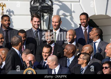 Präsident Barack Obama und Vizepräsident Joe Biden an seiner Seite würdigten am Donnerstag, den 10. November 2016, den NBA-Champion Cleveland Cavaliers aus dem Jahr 2016 auf dem South Lawn des Weißen Hauses in Washington, D.C.. (Foto von Cheriss May/NurPhoto) *** Bitte nutzen Sie die Gutschrift aus dem Kreditfeld *** Stockfoto