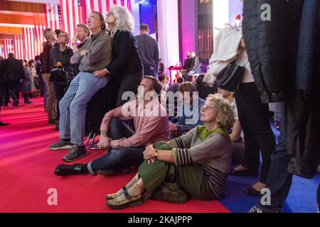 Der amerikanische Expatriate traf sich im Radio, um das Ergebnis der amerikanischen Wahl zwischen Donald Trump und Hillary Clinton am 9. November 2016 in Paris, am 9. November 2016 in Paris zu verfolgen. (Foto von Julien Mattia/NurPhoto) *** Bitte nutzen Sie die Gutschrift aus dem Kreditfeld *** Stockfoto