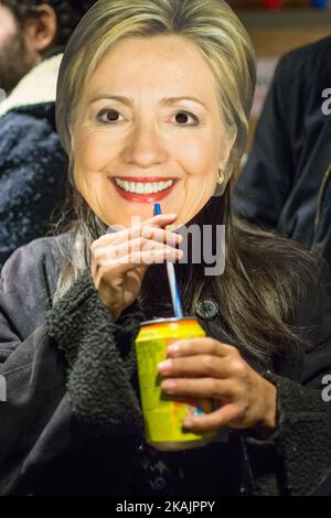 Der amerikanische Expatriate traf sich im Radio, um das Ergebnis der amerikanischen Wahl zwischen Donald Trump und Hillary Clinton am 9. November 2016 in Paris, am 9. November 2016 in Paris zu verfolgen. (Foto von Julien Mattia/NurPhoto) *** Bitte nutzen Sie die Gutschrift aus dem Kreditfeld *** Stockfoto