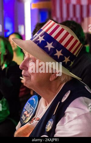 Der amerikanische Expatriate traf sich im Radio, um das Ergebnis der amerikanischen Wahl zwischen Donald Trump und Hillary Clinton am 9. November 2016 in Paris, am 9. November 2016 in Paris zu verfolgen. (Foto von Julien Mattia/NurPhoto) *** Bitte nutzen Sie die Gutschrift aus dem Kreditfeld *** Stockfoto