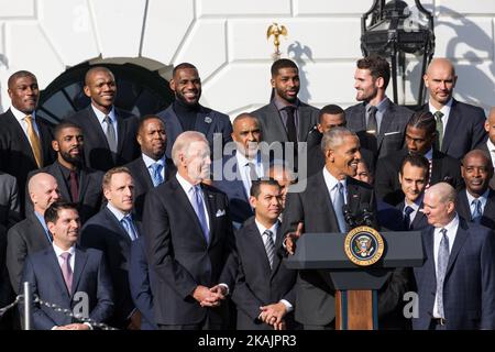 Präsident Barack Obama und Vizepräsident Joe Biden an seiner Seite würdigten am Donnerstag, den 10. November 2016, den NBA-Champion Cleveland Cavaliers aus dem Jahr 2016 auf dem South Lawn des Weißen Hauses in Washington, D.C.. (Foto von Cheriss May/NurPhoto) *** Bitte nutzen Sie die Gutschrift aus dem Kreditfeld *** Stockfoto