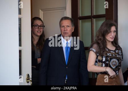 Der Gouverneur von Ohio, John Kasich, mit seiner Tochter Reese vor ihm, kommt am Donnerstag, dem 10. November 2016, aus dem Westflügel des Weißen Hauses in Washington, D.C.. (Foto von Cheriss May/NurPhoto) *** Bitte nutzen Sie die Gutschrift aus dem Kreditfeld *** Stockfoto