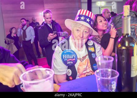 Der amerikanische Expatriate traf sich im Radio, um das Ergebnis der amerikanischen Wahl zwischen Donald Trump und Hillary Clinton am 9. November 2016 in Paris, am 9. November 2016 in Paris zu verfolgen. (Foto von Julien Mattia/NurPhoto) *** Bitte nutzen Sie die Gutschrift aus dem Kreditfeld *** Stockfoto