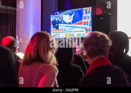 Der amerikanische Expatriate traf sich im Radio, um das Ergebnis der amerikanischen Wahl zwischen Donald Trump und Hillary Clinton am 9. November 2016 in Paris, am 9. November 2016 in Paris zu verfolgen. (Foto von Julien Mattia/NurPhoto) *** Bitte nutzen Sie die Gutschrift aus dem Kreditfeld *** Stockfoto