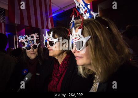 Der amerikanische Expatriate traf sich im Radio, um das Ergebnis der amerikanischen Wahl zwischen Donald Trump und Hillary Clinton am 9. November 2016 in Paris, am 9. November 2016 in Paris zu verfolgen. (Foto von Julien Mattia/NurPhoto) *** Bitte nutzen Sie die Gutschrift aus dem Kreditfeld *** Stockfoto