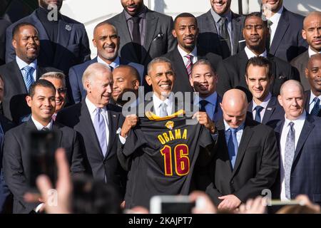 Präsident Barack Obama und Vizepräsident Joe Biden posieren für ein Foto mit dem NBA-Champion Cleveland Cavaliers aus dem Jahr 2016 auf dem South Lawn des Weißen Hauses. (Foto von Cheriss May/NurPhoto) *** Bitte nutzen Sie die Gutschrift aus dem Kreditfeld *** Stockfoto