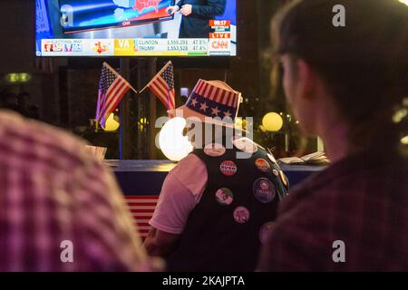 Der amerikanische Expatriate traf sich im Radio, um das Ergebnis der amerikanischen Wahl zwischen Donald Trump und Hillary Clinton am 9. November 2016 in Paris, am 9. November 2016 in Paris zu verfolgen. (Foto von Julien Mattia/NurPhoto) *** Bitte nutzen Sie die Gutschrift aus dem Kreditfeld *** Stockfoto