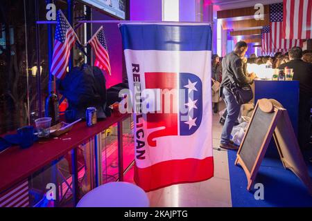 Der amerikanische Expatriate traf sich im Radio, um das Ergebnis der amerikanischen Wahl zwischen Donald Trump und Hillary Clinton am 9. November 2016 in Paris, am 9. November 2016 in Paris zu verfolgen. (Foto von Julien Mattia/NurPhoto) *** Bitte nutzen Sie die Gutschrift aus dem Kreditfeld *** Stockfoto