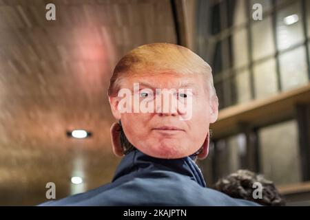 Der amerikanische Expatriate traf sich im Radio, um das Ergebnis der amerikanischen Wahl zwischen Donald Trump und Hillary Clinton am 9. November 2016 in Paris, am 9. November 2016 in Paris zu verfolgen. (Foto von Julien Mattia/NurPhoto) *** Bitte nutzen Sie die Gutschrift aus dem Kreditfeld *** Stockfoto