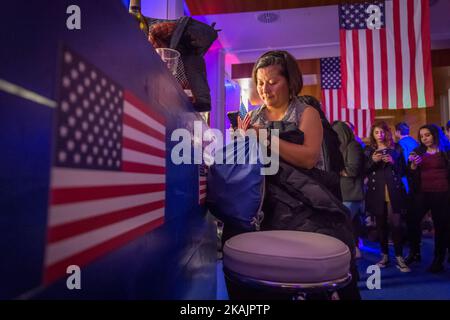 Der amerikanische Expatriate traf sich im Radio, um das Ergebnis der amerikanischen Wahl zwischen Donald Trump und Hillary Clinton am 9. November 2016 in Paris, am 9. November 2016 in Paris zu verfolgen. (Foto von Julien Mattia/NurPhoto) *** Bitte nutzen Sie die Gutschrift aus dem Kreditfeld *** Stockfoto