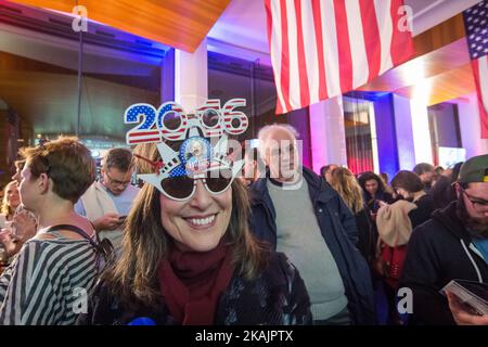 Der amerikanische Expatriate traf sich im Radio, um das Ergebnis der amerikanischen Wahl zwischen Donald Trump und Hillary Clinton am 9. November 2016 in Paris, am 9. November 2016 in Paris zu verfolgen. (Foto von Julien Mattia/NurPhoto) *** Bitte nutzen Sie die Gutschrift aus dem Kreditfeld *** Stockfoto