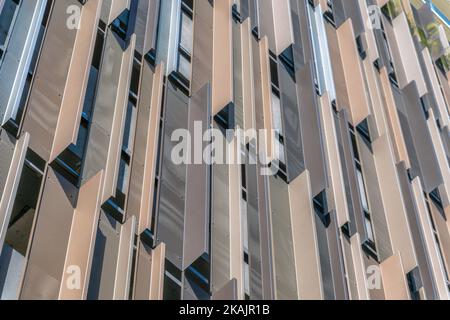 Nahaufnahme eines Gebäudes in Austin Texas mit geometrischem Muster an der Wand. Fragment einer modernen Wohnung oder Büro mit geometrischen Platten Stil vie Stockfoto