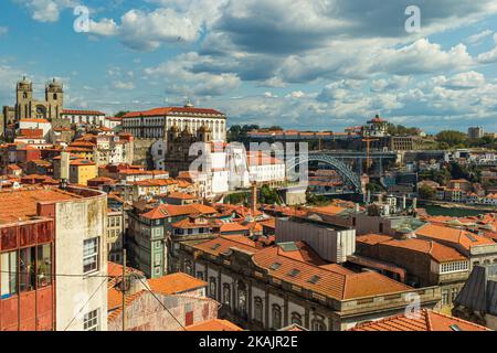 Panoramablick aus der Vogelperspektive auf die Dom Luis Brücke in Porto Stockfoto