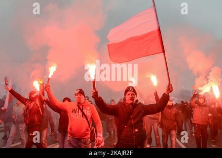 Polnische Nationalisten unter dem Motto "Polen die Bastion Europas" während ihrer Kundgebung, als Hunderttausende von Marschierenden am Freitag, dem 11th. November, anlässlich des 98th. Jahrestages der Unabhängigkeit Polens auf die Straßen von Warschau gingen. Am Freitag, den 11. November 2016, in Warschau, Polen. Foto von Artur Widak *** Bitte nutzen Sie die Gutschrift aus dem Kreditfeld *** Stockfoto