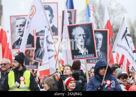 Das Komitee zur Verteidigung der Demokratie (KOD) schloss sich am Freitag, dem 11th. November, anlässlich des 98th. Jahrestages der Unabhängigkeit Polens, politischen Oppositionsführern und Unterstützern an. Am Freitag, den 11. November 2016, in Warschau, Polen. Foto von Artur Widak *** Bitte nutzen Sie die Gutschrift aus dem Kreditfeld *** Stockfoto