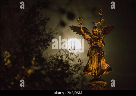 Die Siegessäule (Siegessäule) ist als der sogenannte 'Super moon' am 14. November 2016 in Berlin abgebildet. Der Mond befand sich in seiner Umlaufbahn am nächsten Punkt der Erde nach 70 Jahren. (Foto von Emmanuele Contini/NurPhoto) *** Bitte benutzen Sie die Gutschrift aus dem Kreditfeld *** Stockfoto