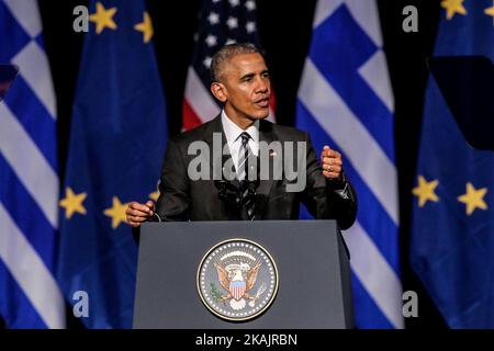 US-Präsident Barack Obama hält an einer Rede im Kulturzentrum der Stavros Niarchos Foundation am 16. November 2016 in Athen, Griechenland. Obama verletzte am 16. November die griechische Etappe einer europäischen Abschiedsreise mit einem Besuch der Akropolis und einer mit Spannung erwarteten Rede über Demokratie, bevor er nach Berlin aufbrechen sollte. Bei seinem letzten Besuch in Europa als Präsident hat Obama Griechenland, die „Wiege der Demokratie“, als Ort gewählt, um eine Rede zu halten, in der die Unsicherheiten angesprochen werden, die zum Aufstieg von Populisten wie Donald Trump geführt haben. (Foto von Aggelos Barai/NurPhoto) *** Bitte nutzen Sie die Gutschrift f Stockfoto