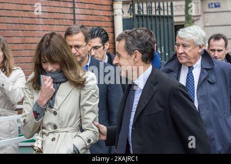 Der ehemalige französische Präsident und Kandidat für die rechtsgerichtete Partei Les Republicains (LR) vor den Präsidentschaftswahlen 2017 treffen Nicolas Sarkozy (C) und seine Frau Carla Bruni-Sarkozy (L) am 20. November ein, um in einem Pariser Wahllokal zu wählen, 2016 während der ersten Runde der rechten Vorwahlen vor den Präsidentschaftswahlen 2017. Die französischen Wähler kamen am 20. November 2016 zur Wahl für die erste Runde einer Vorwahlen im US-Stil, um einen rechten Kandidaten für die Präsidentschaftswahlen im nächsten Jahr zu wählen. (Foto von Julien Mattia/NurPhoto) *** Bitte nutzen Sie die Gutschrift aus dem Kreditfeld *** Stockfoto