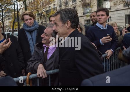 Der ehemalige französische Präsident Nicolas Sarkozy spricht mit den Menschen, nachdem er am 23. März 2014 in einem Pariser Wahllokal in der ersten Runde der französischen Kommunalwahlen gewählt hatte. Der Wettbewerb am Sonntag ist die erste landesweite Abstimmung seit der Wahl des sozialistischen Führers Francois Hollande zum Präsidenten vor zwei Jahren.(Foto: Julien Mattia/NurPhoto) *** Bitte benutzen Sie die Gutschrift aus dem Credit Field *** Stockfoto