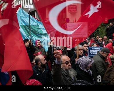 Rund 2000 Türken protestierten in der Nähe der europäischen Institutionen gegen die Demonstration, die die kurdische Diaspora vor 2 Tagen in Brüssel durchgeführt hat. Dies sei ein Signal dafür, dass Belgien die Kurden und die PKK, die als terroristische Organisation aufgeführt sei, nach ihrem Ausmaß unterstütze. Brüssel, Belgien, am 19. November 2016. (Foto von Aurore Belot/NurPhoto) *** Bitte nutzen Sie die Gutschrift aus dem Kreditfeld *** Stockfoto