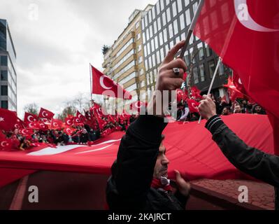 Rund 2000 Türken protestierten in der Nähe der europäischen Institutionen gegen die Demonstration, die die kurdische Diaspora vor 2 Tagen in Brüssel durchgeführt hat. Dies sei ein Signal dafür, dass Belgien die Kurden und die PKK, die als terroristische Organisation aufgeführt sei, nach ihrem Ausmaß unterstütze. Brüssel, Belgien, am 19. November 2016. (Foto von Aurore Belot/NurPhoto) *** Bitte nutzen Sie die Gutschrift aus dem Kreditfeld *** Stockfoto