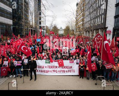 Rund 2000 Türken protestierten in der Nähe der europäischen Institutionen gegen die Demonstration, die die kurdische Diaspora vor 2 Tagen in Brüssel durchgeführt hat. Dies sei ein Signal dafür, dass Belgien die Kurden und die PKK, die als terroristische Organisation aufgeführt sei, nach ihrem Ausmaß unterstütze. Brüssel, Belgien, am 19. November 2016. (Foto von Aurore Belot/NurPhoto) *** Bitte nutzen Sie die Gutschrift aus dem Kreditfeld *** Stockfoto