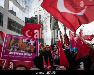 Rund 2000 Türken protestierten in der Nähe der europäischen Institutionen gegen die Demonstration, die die kurdische Diaspora vor 2 Tagen in Brüssel durchgeführt hat. Dies sei ein Signal dafür, dass Belgien die Kurden und die PKK, die als terroristische Organisation aufgeführt sei, nach ihrem Ausmaß unterstütze. Brüssel, Belgien, am 19. November 2016. (Foto von Aurore Belot/NurPhoto) *** Bitte nutzen Sie die Gutschrift aus dem Kreditfeld *** Stockfoto