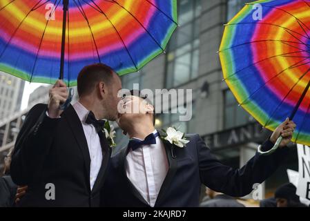 Das Trans-Ehepaar Matthew( L) und Miguel beschlossen, sich an ihrem Hochzeitstag vor dem Trump Tower in Toronto, Kanada, dem Protest anzuschließen. Demonstranten versammelten sich vor dem Trump Tower in der Innenstadt von Toronto, um ihre Trauer und Wut über das jüngste Wahlergebnis auszudrücken, bei dem Donal Trump zum zukünftigen Präsidenten der Vereinigten Staaten von Amerika gewählt wurde. (Foto von Arindam Shivaani/NurPhoto) *** Bitte nutzen Sie die Gutschrift aus dem Kreditfeld *** Stockfoto