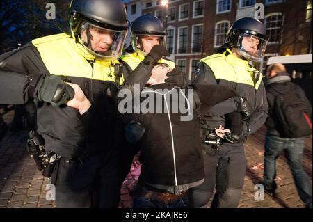 Die Anti-Faschisten und anarchistischen Gruppen wurden zu einer Demonstration aufgerufen, am 19. November in Den Haag fühlen sich diese Gruppen die ganze Zeit vom Staat angegriffen. Im vergangenen Jahr ist die Repression gegen Antifaschisten in den Niederlanden stark angestiegen. Nach einem Nachmittag voller Gewalt und Spannungen endeten die Demonstrationen mit der Verhaftung aller Demonstranten. Stockfoto