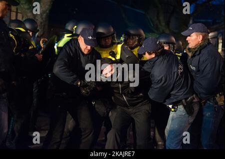 Die Anti-Faschisten und anarchistischen Gruppen wurden zu einer Demonstration aufgerufen, am 19. November in Den Haag fühlen sich diese Gruppen die ganze Zeit vom Staat angegriffen. Im vergangenen Jahr ist die Repression gegen Antifaschisten in den Niederlanden stark angestiegen. Nach einem Nachmittag voller Gewalt und Spannungen endeten die Demonstrationen mit der Verhaftung aller Demonstranten. Stockfoto