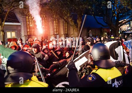 Die Anti-Faschisten und anarchistischen Gruppen wurden zu einer Demonstration aufgerufen, am 19. November in Den Haag fühlen sich diese Gruppen die ganze Zeit vom Staat angegriffen. Im vergangenen Jahr ist die Repression gegen Antifaschisten in den Niederlanden stark angestiegen. Nach einem Nachmittag voller Gewalt und Spannungen endeten die Demonstrationen mit der Verhaftung aller Demonstranten. Stockfoto